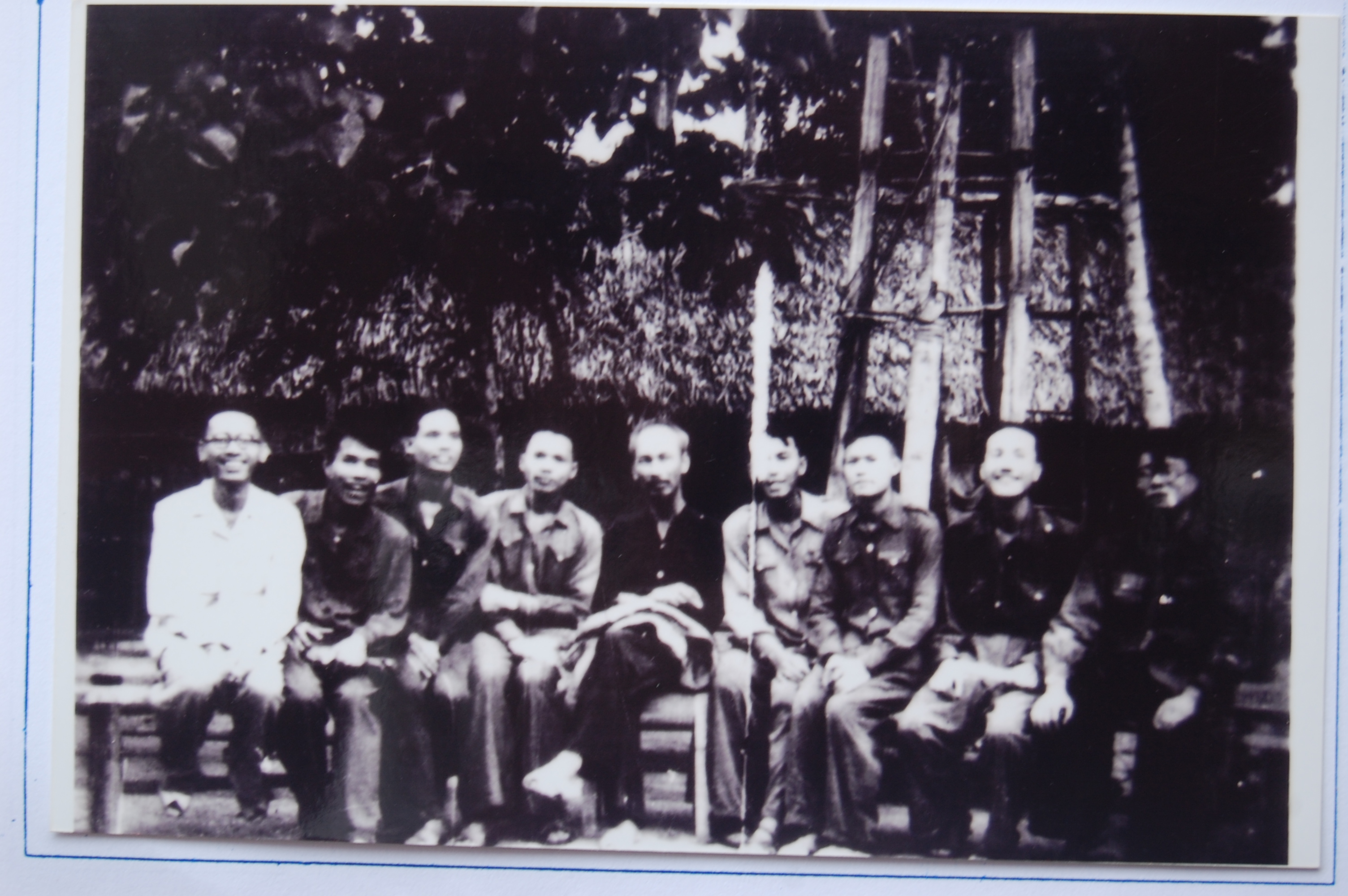 Chủ tịch Hồ Chí Minh và một số cán bộ miền Nam ra thăm VP CTP - TTP tại Việt Bắc năm 1951